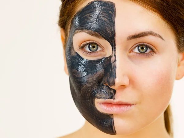Cuidado Piel Mujer Con Mascarilla Facial Carbón Limpiador Profundo Media — Foto de Stock