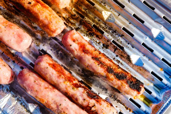 Fermer Délicieuses Saucisses Bratwurst Sur Barbecue Gaz Barbecue Viande Dîner — Photo