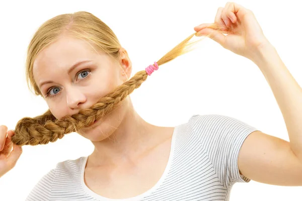 Blondes Mädchen Das Ihren Mund Mit Langen Geflochtenen Haaren Bedeckt — Stockfoto