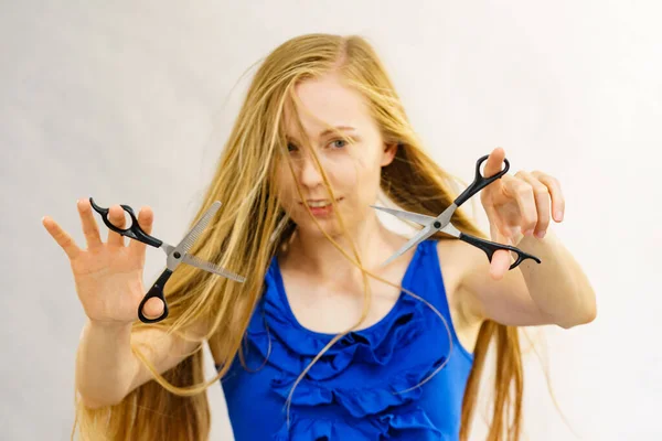 Haarschnitt Friseurkonzept Mädchen Mit Langen Blonden Haaren Die Eine Schere — Stockfoto