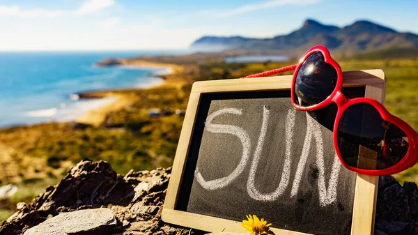 スペインの海の海岸に対する単語の太陽と黒のボード ムルシア州のカルブランクパークの風景スペイン ビタミンD欠乏症の旅行 休暇および予防 — ストック写真