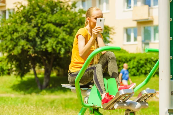 Junge Frau Trainiert Outdoor Fitnessstudio Mädchen Hält Handy Während Übungen — Stockfoto