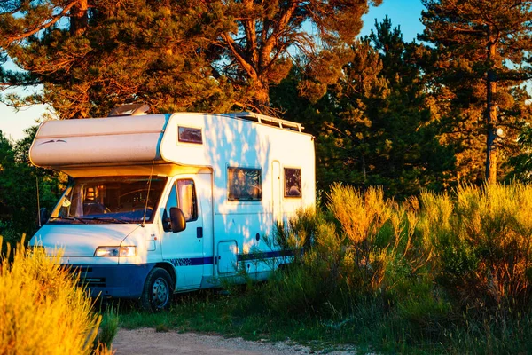Caravan Wild Camping Nature Adventure Camper Vehicle — Fotografia de Stock
