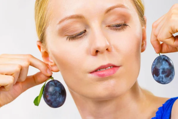 Menina Segurando Ameixa Azul Seu Ouvido Frutas Sazonais Saudáveis Dieta — Fotografia de Stock