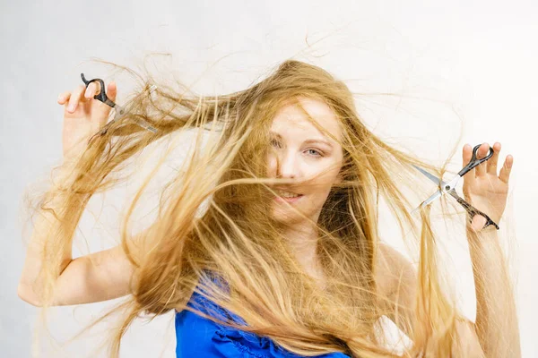 Концепция Парикмахерской Причёски Девушка Длинными Светлыми Волосами Держащая Ножницы Показывая — стоковое фото