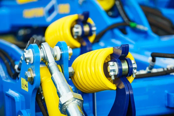 ブルーヘビーマシンで鋼黄色の色の春で作られた大きな ハード 機械工業の詳細 — ストック写真