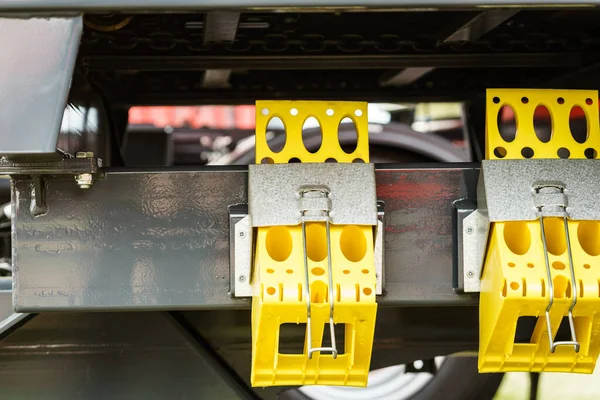 Желтый Дурь Большой Промышленной Машине Клин Блок Используемые Предотвращения Колеса — стоковое фото