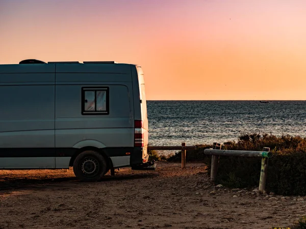 スペインの地中海沿岸で日の出にキャンパーレクリエーション車両 自然のビーチでキャンプ モーターホームでの休暇と旅行 — ストック写真