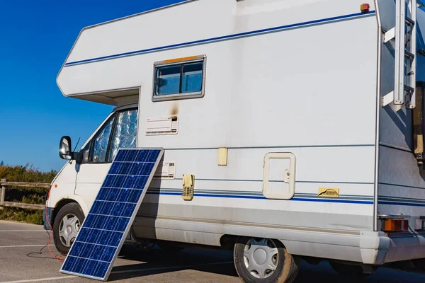 太陽光発電パネル 車のRvでバッテリーを充電します 自動車の旅の電気 キャンプ用具 — ストック写真