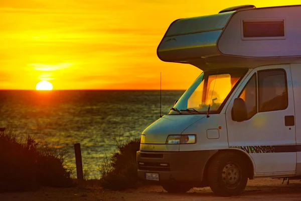 スペインの地中海沿岸で日の出にキャラバンレクリエーション車両 自然のビーチでキャンプ モーターホームでの休暇と旅行 — ストック写真