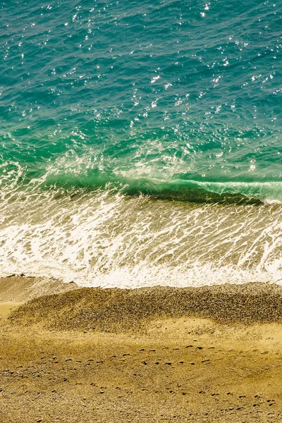 Kumlu Sahil Kıyısı Dalgalı Dalgalarla — Stok fotoğraf