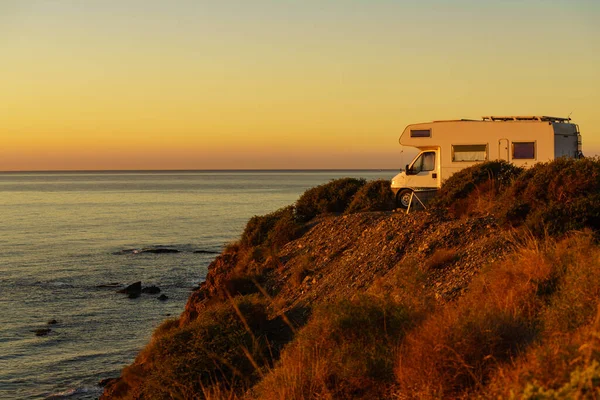 로프는 아침에 바닷가 절벽에서 캠핑을 했습니다 스페인의 자동차를 집으로 — 스톡 사진