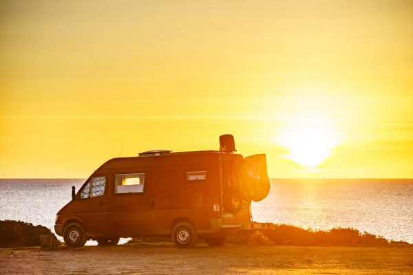 Camper Van Ψυχαγωγικό Όχημα Κατά Την Ανατολή Του Ηλίου Στις — Φωτογραφία Αρχείου