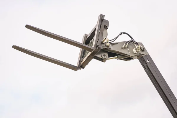 叉车工业装载机或堆栈机对着天空 农业机械的一部分 望远镜操作员 — 图库照片