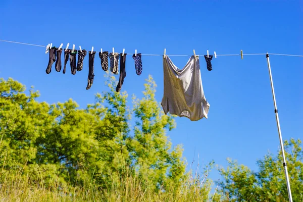 衣服挂在室外洗衣线上晾干 假日旅游露营 — 图库照片