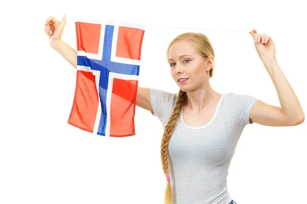 Ξανθιά Νεαρή Γυναίκα Έφηβος Κορίτσι Πλεξούδα Μαλλιά Κρατά Νορβηγική Σημαία — Φωτογραφία Αρχείου