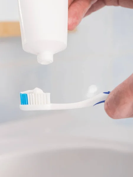 Людина Кладе Зубну Пасту Зубну Щітку Догляд Зубами Гігієна Концепція — стокове фото