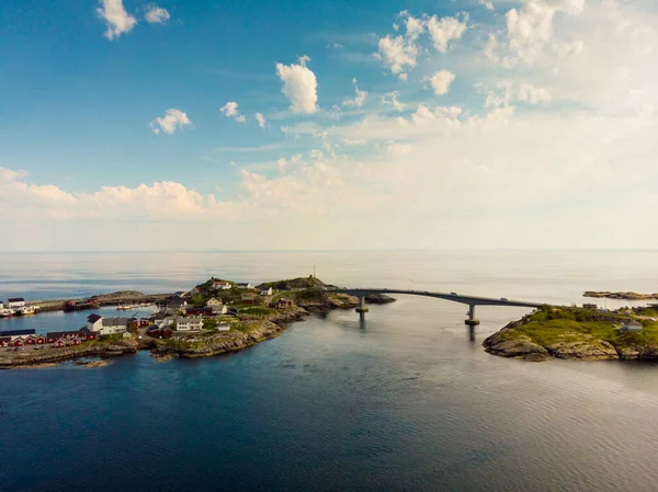 ロフォーテン諸島のノルウェーの風光明媚な風景 道路や海の島を結ぶ橋 観光ルート ノルウェー 航空写真ビュー — ストック写真