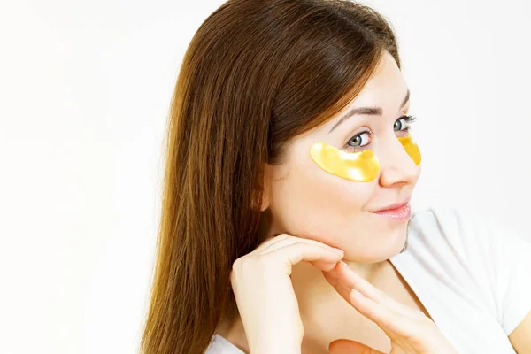 Ung Kvinna Med Gyllene Kollagen Fläckar Ögonen Kuddar Mask Tar — Stockfoto