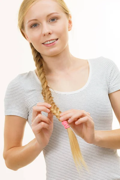 Blond Meisje Met Lang Vlechthaar Haarverzorging Haarstyling Vrouwelijke Stijl — Stockfoto