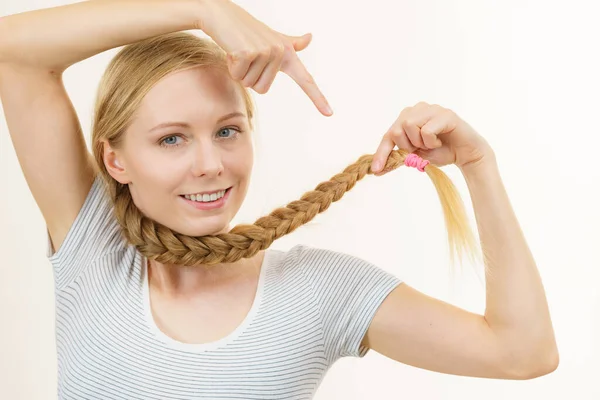 Blondynka Długimi Warkoczami Pielęgnacja Włosów Fryzura Styl Kobiecy — Zdjęcie stockowe