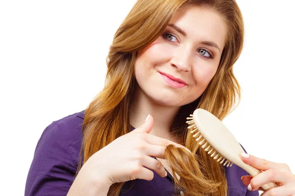 Genç Bir Kadın Uzun Sağlıklı Kahverengi Saçlarını Tarıyor Fırça Kullanıyor — Stok fotoğraf