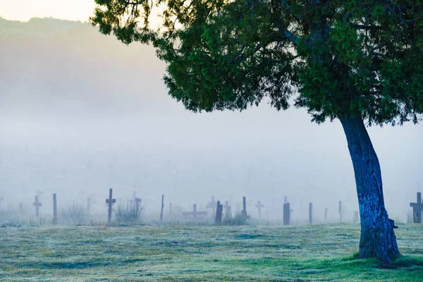 清晨在西班牙布尔戈斯的沙山坟场上空 多雾的天气 旅游胜地 意大利面西式胶卷拍摄地点 — 图库照片