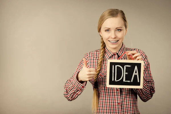 Gelukkige Positieve Jonge Vrouw Met Idee Teken Banner Zwart Bord — Stockfoto