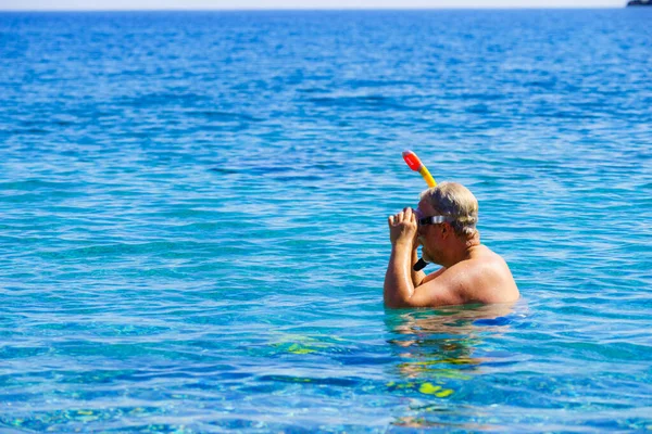 潜水者 带潜水设备 潜水面罩管在海水中 暑假游泳乐趣的概念 — 图库照片