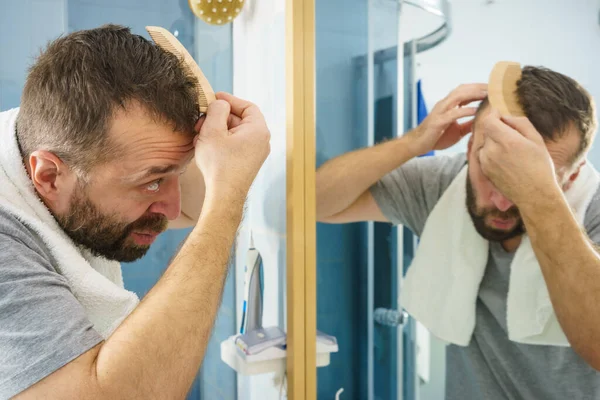 Hombre Adulto Parado Frente Espejo Del Baño Cepillándose Pelo Corto — Foto de Stock