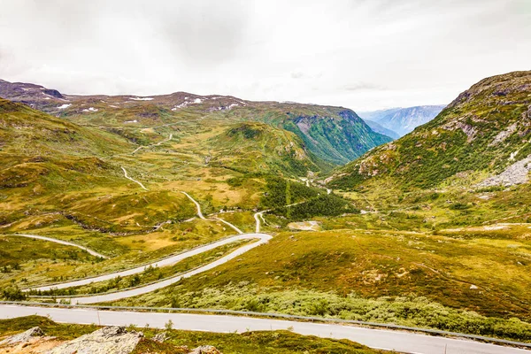 ノルウェーの夏の山の風景 曲がりくねった道の谷 国の観光ルート55 ソグネフィヨルド — ストック写真