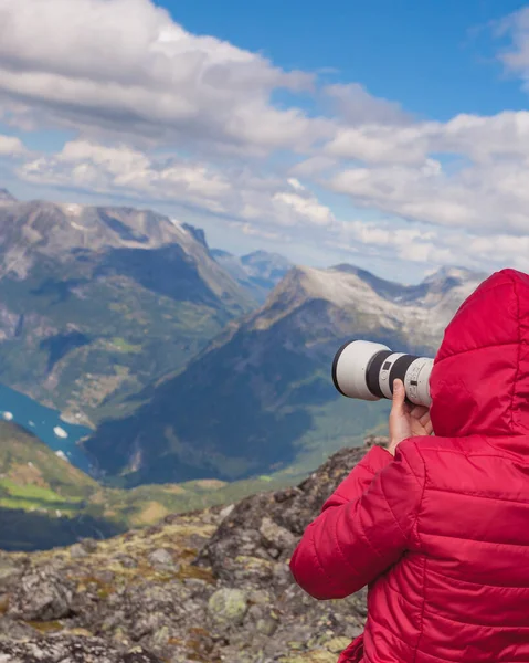 Idegenforgalmi Vakáció Utazás Női Turista Fényképezőgéppel Élvezi Geiranger Fjord Hegyvidéki — Stock Fotó