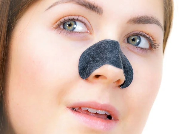 黒頭のための毛穴のクレンジング繊維マスクを使用して 鼻にクリアアップストリップを適用する女性 肌の色を気にする女の子 美の治療だ スキンケア — ストック写真