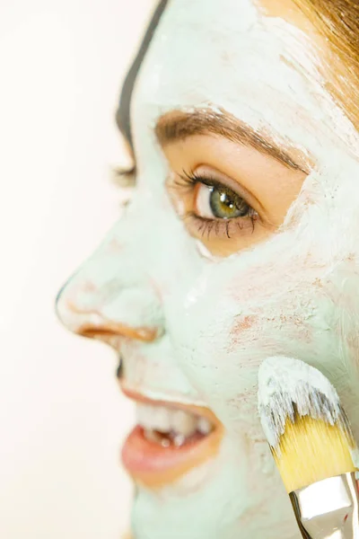 Cilt Bakımı Çamur Maskesi Takan Bir Kadın Yüzüne Kozmetik Şifalı — Stok fotoğraf