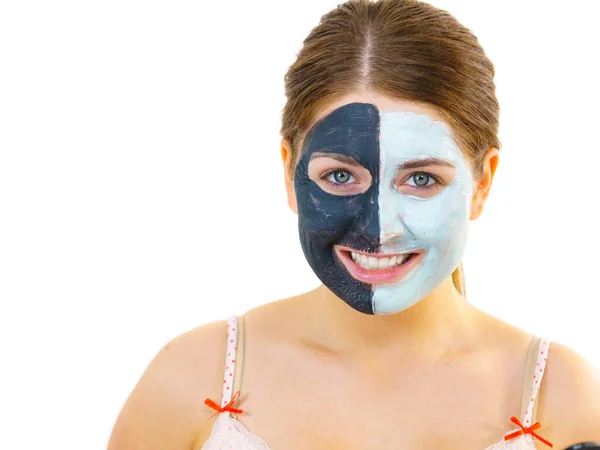 顔の半分に粘土のカルボ黒いマスクと後半に白い泥を持つ女性 女の子は油性の肌の世話をする 美容方法だ スキンケア — ストック写真