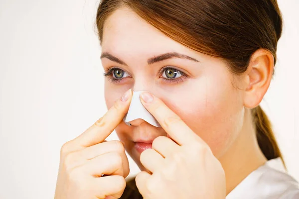 Frau Die Clean Streifen Auf Der Nase Mit Poren Reinigende — Stockfoto