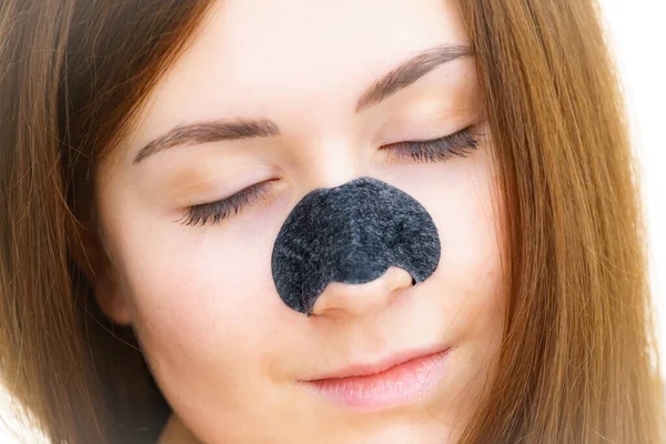 Mulher Com Tira Carvão Nariz Máscara Removedor Para Limpeza Cravos — Fotografia de Stock