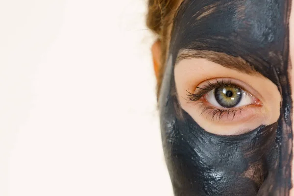 スキンケア 炭の顔のマスクを持つ女性は 半分の顔に深いクレンザー にきび治療 — ストック写真