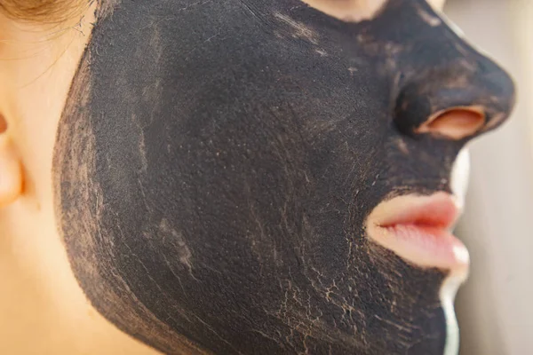 Cuidado Piel Mujer Con Máscara Facial Carbón Limpiador Negro Profundo —  Fotos de Stock