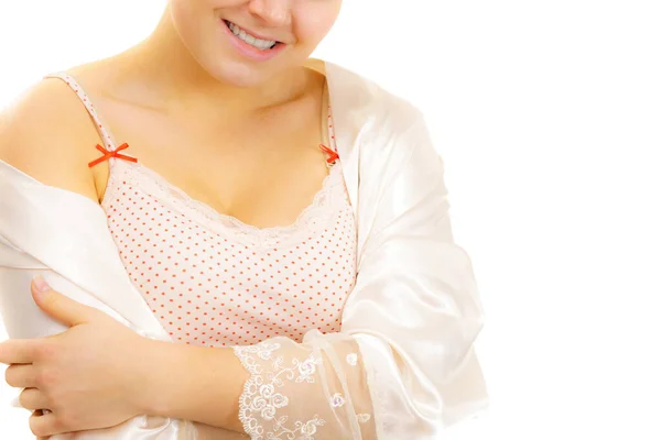 Çamaşırlı Noktalı Gömlekli Kadın Yakasını Gösteriyor — Stok fotoğraf