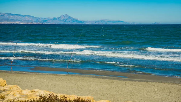 Δύο Καλάμια Ψαρέματος Στην Ακτή Της Μεσογείου Παραθαλάσσιο Τοπίο Στην — Φωτογραφία Αρχείου