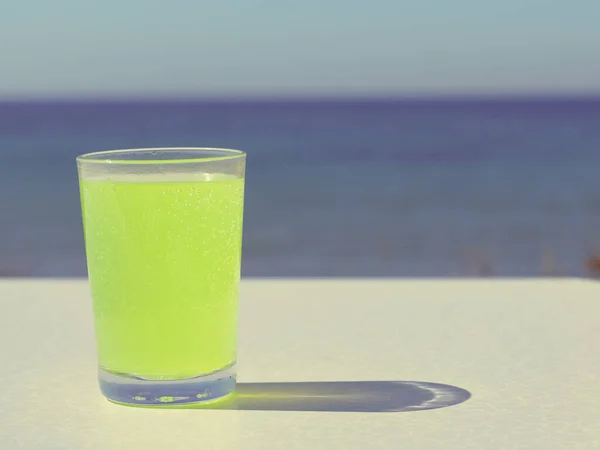 Ароматизированный Цитрусовый Напиток Стекле Столе Морская Вода Заднем Плане — стоковое фото
