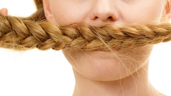 Blondynka Zakrywająca Usta Długimi Warkoczami Pielęgnacja Włosów Fryzura — Zdjęcie stockowe