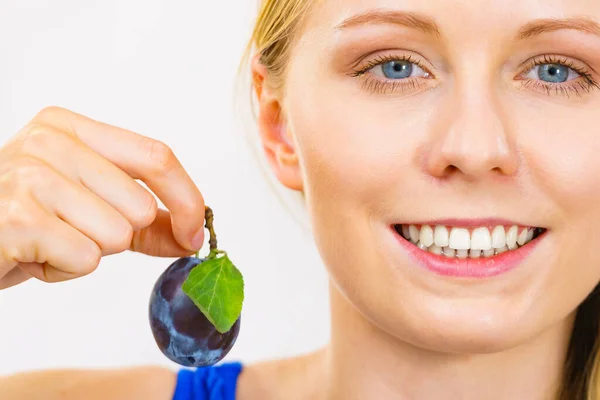 Dziewczyna Trzymająca Niebieską Śliwkę Zdrowe Owoce Sezonowe Dieta Surowego Żywienia — Zdjęcie stockowe