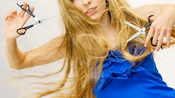 Fryzura Coiffure Koncepcji Pielęgnacji Włosów Dziewczyna Dmuchanie Długie Blond Włosy — Zdjęcie stockowe