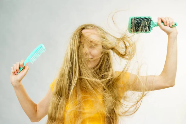 Дівчина Довгим Світлим Волоссям Тримає Щітку Гребінець Стрижка Концепція Догляду — стокове фото