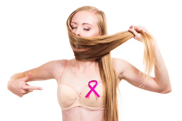 Жінка Жінка Рожева Стрічка Грудях Покриває Рот Довгим Волоссям Молода — стокове фото