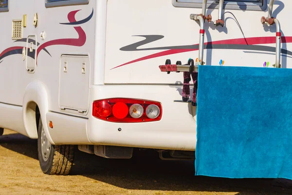 Vehículo Caravana Con Ropa Colgando Para Secar Vacaciones Con Autocaravana —  Fotos de Stock
