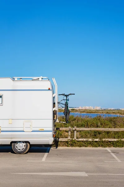 キャンパーバン 背中と自転車のラックとレクリエーション車両 自然の中でキャンプ モーターホームでの休暇と旅行 — ストック写真