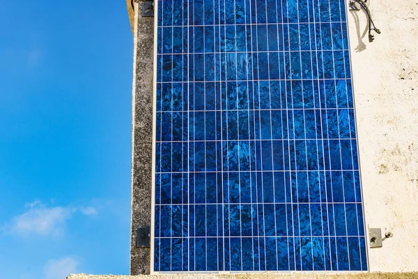 Huset Wal Med Solceller Panel Ladda Batterier Begreppet Förnybar Miljöenergi — Stockfoto